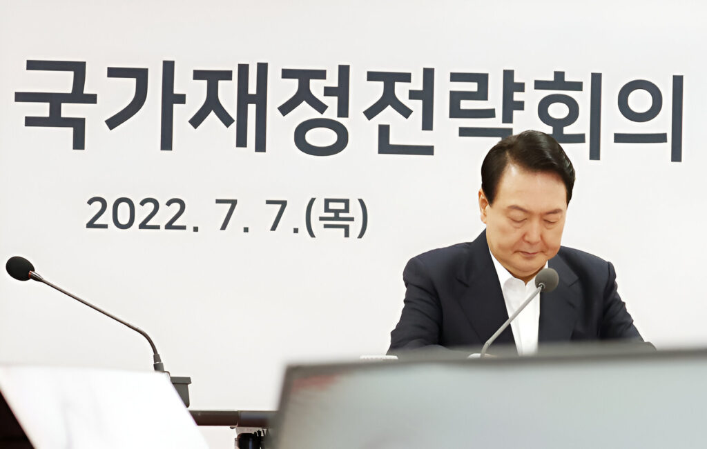 [한국의 재정수입·지출, 선진국 최하위권…IMF "증세 필요" 권고]