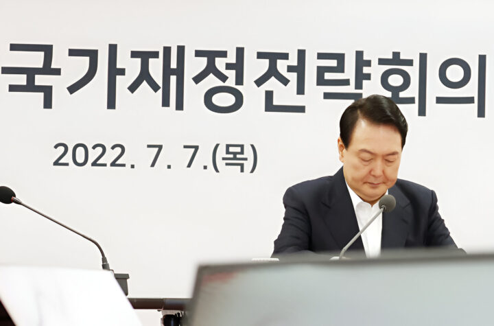 [한국의 재정수입·지출, 선진국 최하위권…IMF "증세 필요" 권고]